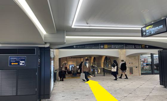 阪急三宮駅東口を出るとファミリーマートさんの横にエスカレーターがあります。