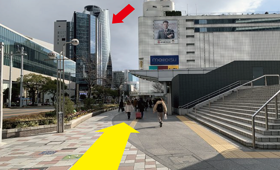 右手に名古屋駅が来るように駅沿いを直進します。左の方に見えるねじれたビルがスパイラルタワーになります。