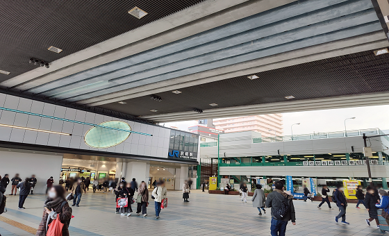 正面にはＪＲ京橋駅が、右側に駐輪所がある大広場にたどり着きます。ＪＲ側からの場合は 北口改札を出て左手に進むと大広場に出られます。