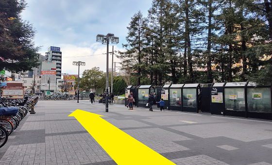 JR京橋駅を正面にして左側に進むと、左手に京阪モール、右手には喫煙所のある通りを真っ直ぐ進んでいただきます。