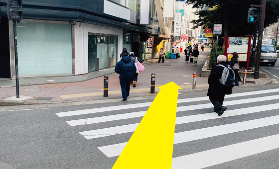 横断歩道を渡り真っ直ぐ進みます。