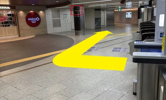 大阪メトロ御堂筋線なんば駅の中改札を出て右に曲がり、12番出口に向かいます。