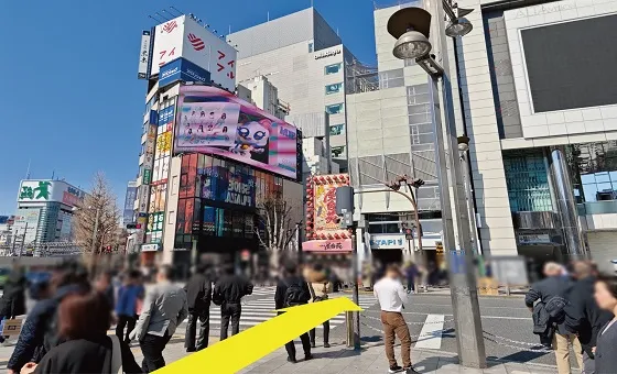 東口を出たら交差点をわたり直進します。