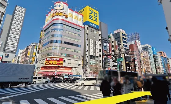 ドン・キホーテの交差点を渡らずに右折します。
