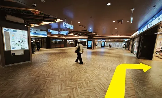 階段を降り右手前の通路を直進します。
