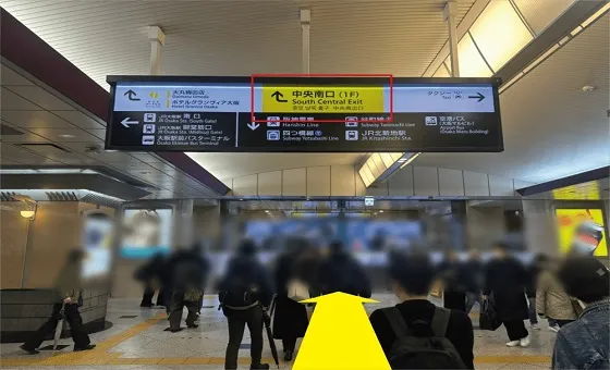 そのまままっすぐ直進するとエスカレーターが見えてきますのでそのまま降りてください。