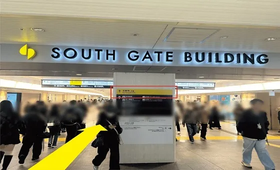 SOUTH GATE BUILDINGの看板が見えますので、北新地方面に向かってそのまままっすぐ直進してください。