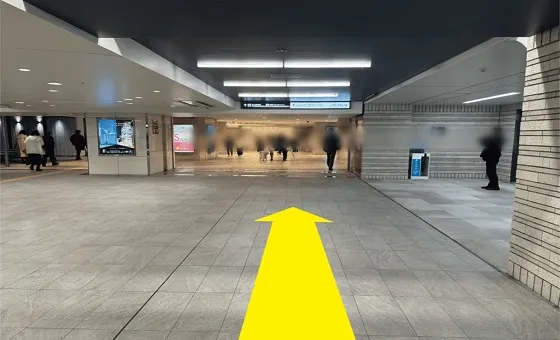 左手に阪神百貨店、右手に阪神大阪梅田駅が見えますが、そのまま直進してください。